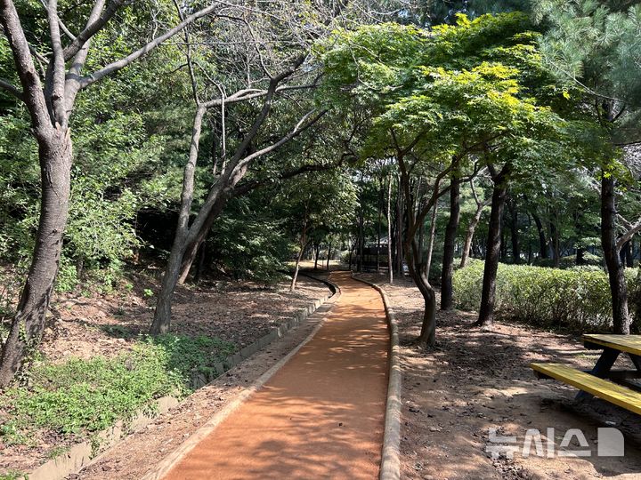 [광명=뉴시스] 철망산 근린공원에 조성된 맨발 걷기 길(사진=광명시 제공)2024.10.14.photo@newsis.com