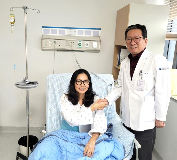 [부산=뉴시스] 센텀종합병원 간담췌외과팀의 박광민 의무원장(오른쪽)이 성공적인 수술 결과를 알려주며 환자 한 모씨와 악수하고 있다.(사진=센텀종합병원 제공) 2024.10.14. photo@newsis.com *재판매 및 DB 금지