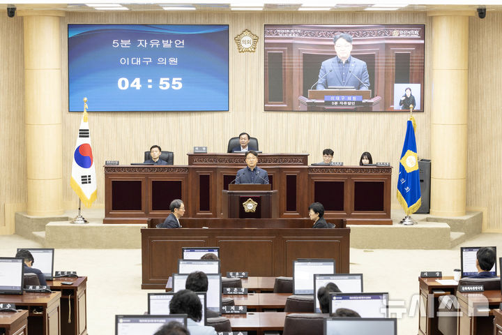 [안산=뉴시스] 안산시의회가 14일 제293회 임시회 제1차 본회의를 개최했다. 이대구 의원이 5분 자유발언을 하고 있다.(사진=안산시의회 제공)2024.10.14.photo@newsis.com