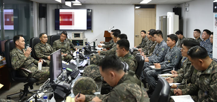 [서울=뉴시스] 김명수 합참의장이 해군 인천해역방어사령부의 군사대비태세를 점검하고, "적 도발시에는 좌고우면하지 말고 즉각·강력히·끝까지 응징할 것”을 지시했다. (사진=합동참모본부 제공) 2024.10.14. photo@newsis.com *재판매 및 DB 금지