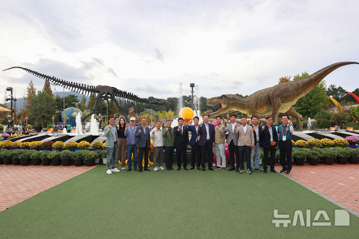 [고성(경남)=뉴시스] 신정철 기자= 고성문화관광재단(대표이사 임왕건)은 14일, 2024 경남고성공룡세계엑스포의 성공적인 개최를 위해 출입기자단을 초청하여 현장투어를 진행했다. 이날 행사에는 이상근 고성군수 및 문화재단 관계자, 고성지역 출입기자단 등 40여 명이 참석하여 엑스포 현장을 직접 체험했다.사진은 현장투어 기념사진 모습.(사진=고성문화관광재단 제공).2024.10.14. photo@newsis.com *재판매 및 DB 금지