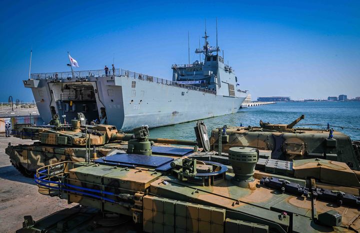 [서울=뉴시스] 해군 상륙함 노적봉함(LST-II)이 13일(현지시각) 카타르 도하항에 입항해 육군 K2전차, K9A1 자주포 등 장비와 병력을 전개시키고 있다. (사진=해군 제공) 2024.10.14. photo@newsis.com *재판매 및 DB 금지