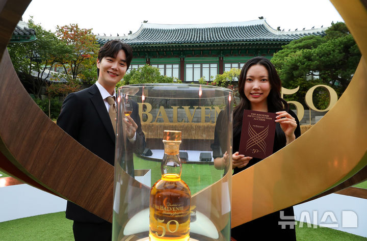 [서울=뉴시스] 김혜진 기자 = 14일 오전 서울 중구 신라호텔에서 열린 발베니 50주년 컬렉션 출시 미디어데이에서 모델들이 발베니 위스키를 소개하고 있다.&nbsp;&nbsp; 발베니 50년은 3년간 매년 125병 한정 에디션으로 출시된다. 국내 출시되는 발베니 50년은 라이브 경매로 입찰을 진행하며 이날 경매 행사에는 발베니 메이커스 에디션 작품과 발베니 빈티지 에디션도 함께 오른다. 2024.10.14. jini@newsis.com
