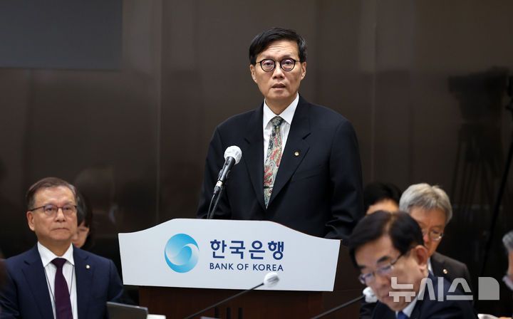 [서울=뉴시스] 김선웅 기자 = 이창용 한국은행 총재가 14일 서울 중구 한국은행 본부에서 열린 국회 기획재정위원회의 한국은행에 대한 국정감사에 출석해 업무보고를 하고 있다. 2024.10.14. mangusta@newsis.com