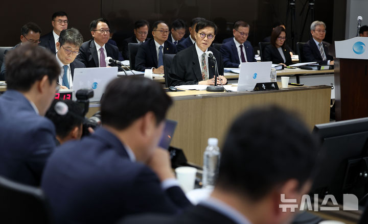 [서울=뉴시스] 김선웅 기자 = 이창용 한국은행 총재가 14일 서울 중구 한국은행 본부에서 열린 국회 기획재정위원회의 한국은행에 대한 국정감사에 출석해 의원 질의에 답변하고 있다. 2024.10.14. mangusta@newsis.com