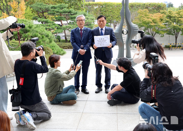 [서울=뉴시스] 이영환 기자 = 원순석(왼쪽) 5.18기념재단 이사장이 노태우 일가(김옥숙, 노재헌, 노소영)의 범죄수익은닉규제처벌법과 특정범죄가중처벌법 위반에 대한 고발장 접수를 앞두고 14일 오전 서울 서초구 대검찰청 민원실 앞에서 고발 취지를 설명하고 있다. 2024.10.14. 20hwan@newsis.com