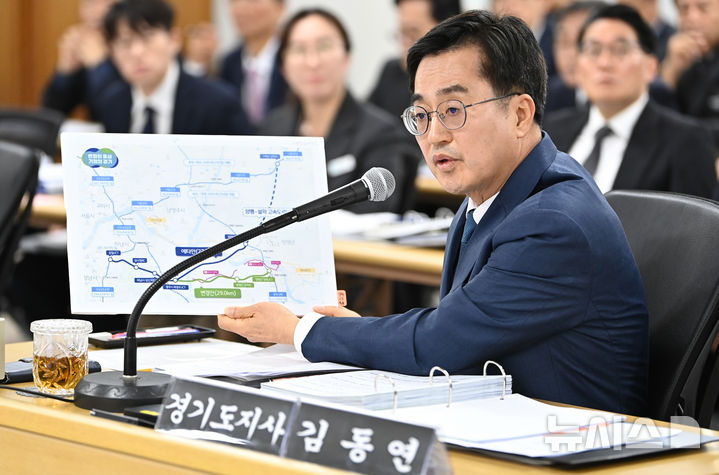 [수원=뉴시스] 김종택 기자 = 김동연 경기도지사가 14일 경기도 수원시 경기도청에서 열린 국회 행정안전위원회의 경기도에 대한 국정감사에서 서울 양평고속도로 관련한 질의에 답변하고 있다. 2024.10.14. jtk@newsis.com
