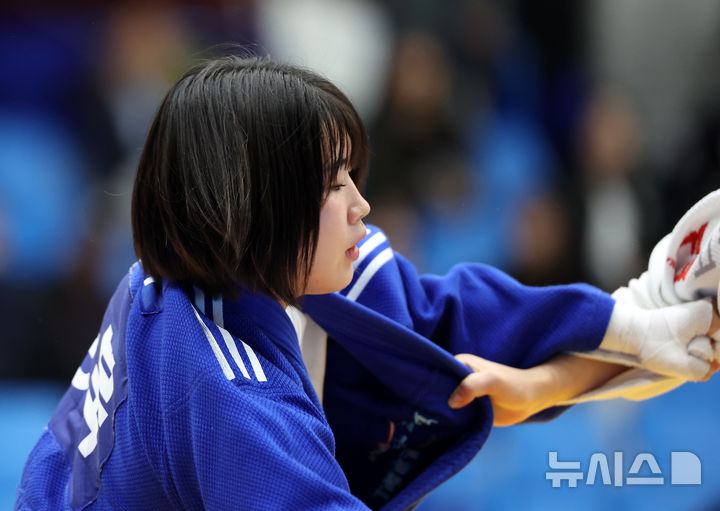 [합천=뉴시스] 김명년 기자 = 14일 오후 경남 합천군합천군민체육관에서 열린 제105회 전국체육대회 유도 여자 일반부 개인전 -63kg 1차전 경기에서 파리올림픽 은메달리스트 허미미가 경기를 펼치고 있다. 2024.10.14. kmn@newsis.com