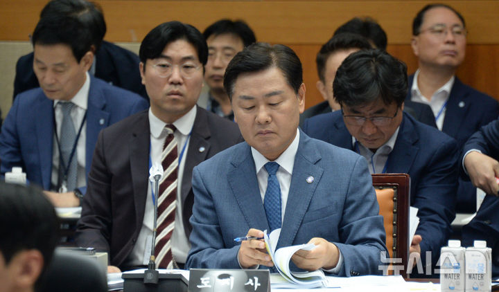 [전주=뉴시스] 김얼 기자 = 김관영 전북특별자치도지사가 14일 전북 전주시 전북특별자치도청 대회의실에서 열린 '2024년 국회 국토교통위 국정감사'에 참석해 자료를 살펴보고 있다. 2024.10.14. pmkeul@newsis.com