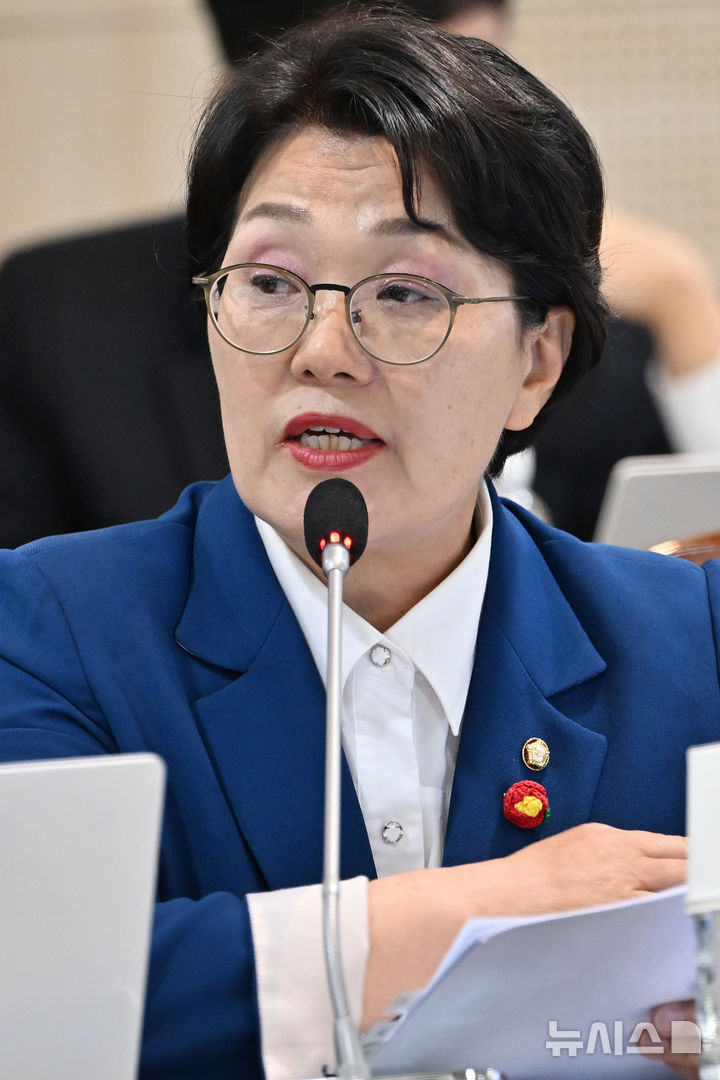 [나주=뉴시스] 이영주 기자 = 권향엽 더불어민주당 의원이 14일 오후 전남 나주시 한국전력공사 본사에서 열린 산업통산자원중소벤처기업위원회 국정감사에서 정동희 한국전력거래소 이사장에게 질의하고 있다. 2024.10.14.leeyj2578@newsis.com