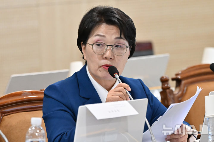 [나주=뉴시스] 이영주 기자 = 권향엽 더불어민주당 의원이 14일 오후 전남 나주시 한국전력공사 본사에서 열린 산업통산자원중소벤처기업위원회 국정감사에서 정동희 한국전력거래소 이사장에게 질의하고 있다. 2024.10.14.leeyj2578@newsis.com