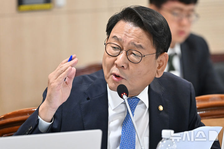 [나주=뉴시스] 이영주 기자 =&nbsp; 김교흥 더불어민주당 의원이 14일 오후 전남 나주시 한국전력공사 본사에서 열린 산업통산자원중소벤처기업위원회 국정감사에서 정동희 한국전력거래소 이사장에게 질의하고 있다. 2024.10.14.leeyj2578@newsis.com