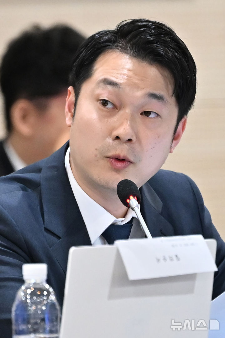 [나주=뉴시스] 이영주 기자 = 김동아 더불어민주당 의원이 14일 오후 전남 나주시 한국전력공사 본사에서 열린 산업통산자원중소벤처기업위원회 국정감사에서 정동희 한국전력거래소 이사장에게 질의하고 있다. 2024.10.14. leeyj2578@newsis.com
