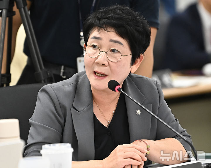 [수원=뉴시스] 김종택기자 = 박정현 더불어민주당 의원이 14일 경기도 수원시 영통구 경기도청에서 열린 국회 행정안전위원회의 경기도에 대한 국정감사에서 질의하고 있다. 2024.10.14. jtk@newsis.com