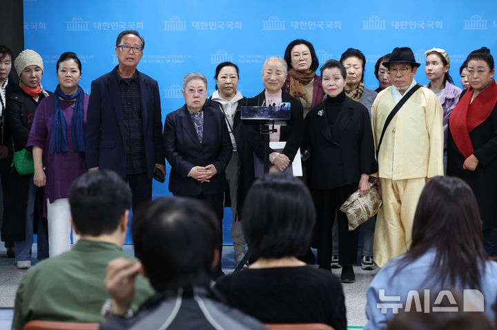 [서울=뉴시스] 권창회 기자 = 국가무형문화재 이영희, 신영희 명인 등을 비롯한 국악인들이 14일 오후 서울 여의도 국회 소통관에서 열린 양문석 더불어민주당 의원의 '기생' 발언 관련 규탄 기자회견에서 양문석 의원의 사죄를 촉구하고 있다. 2024.10.14. kch0523@newsis.com