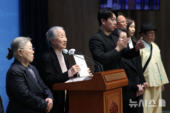 [서울=뉴시스] 권창회 기자 = 국가무형문화재 이영희, 신영희 명인 등을 비롯한 국악인들이 14일 오후 서울 여의도 국회 소통관에서 열린 양문석 더불어민주당 의원의 '기생' 발언 관련 규탄 기자회견에서 양문석 의원의 사죄를 촉구하고 있다. 2024.10.14. kch0523@newsis.com