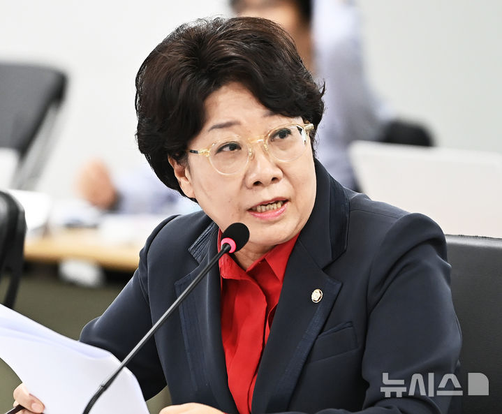 [수원=뉴시스] 김종택기자 = 이달희 국민의힘 의원이 14일 경기도 수원시 영통구 경기도청에서 열린 국회 행정안전위원회의 경기도에 대한 국정감사에서 질의하고 있다. 2024.10.14. jtk@newsis.com