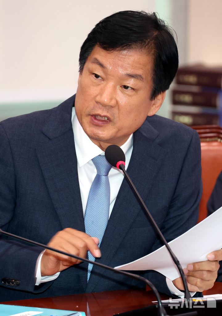 [서울=뉴시스] 조성봉 기자 = 박균택 더불어민주당 의원이 14일 오후 서울 여의도 국회 법제사법위원회에서 열린 공수처에 대한 국정감사에서 질의를 하고 있다. 2024.10.14. suncho21@newsis.com