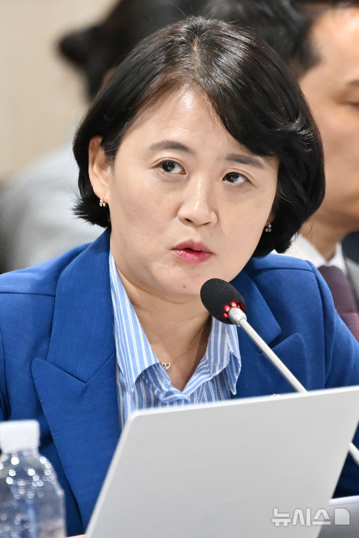 與 "尹 변호인단 '정치논리 판결' 주장…궤변이자 사법부 흔들기"