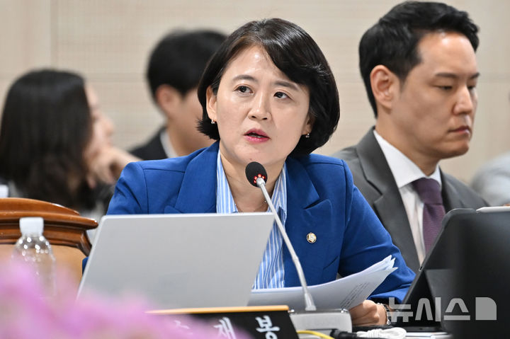 [나주=뉴시스] 이영주 기자 = 박지혜 더불어민주당 의원이 14일 오후 전남 나주시 한국전력공사 본사에서 열린 산업통산자원중소벤처기업위원회 국정감사에서 한주호 한국수력원자력 사장에게 질의하고 있다. 2024.10.14. leeyj2578@newsis.com