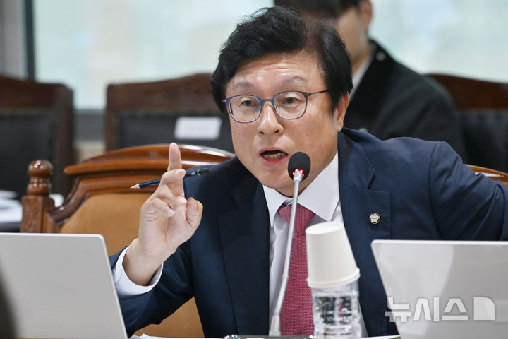 [나주=뉴시스] 이영주 기자 = 박형수 국민의힘 의원이 14일 오후 전남 나주시 한국전력공사 본사에서 열린 산업통산자원중소벤처기업위원회 국정감사에서 김동철 한국전력공사 사장에게 질의하고 있다. 2024.10.14. leeyj2578@newsis.com