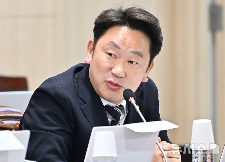 [나주=뉴시스] 이영주 기자 = 곽상언 더불어민주당 의원이 14일 오후 전남 나주시 한국전력공사 본사에서 열린 산업통산자원중소벤처기업위원회 국정감사에서 김동철 한국전력공사 사장에게 질의하고 있다. 2024.10.14. leeyj2578@newsis.com