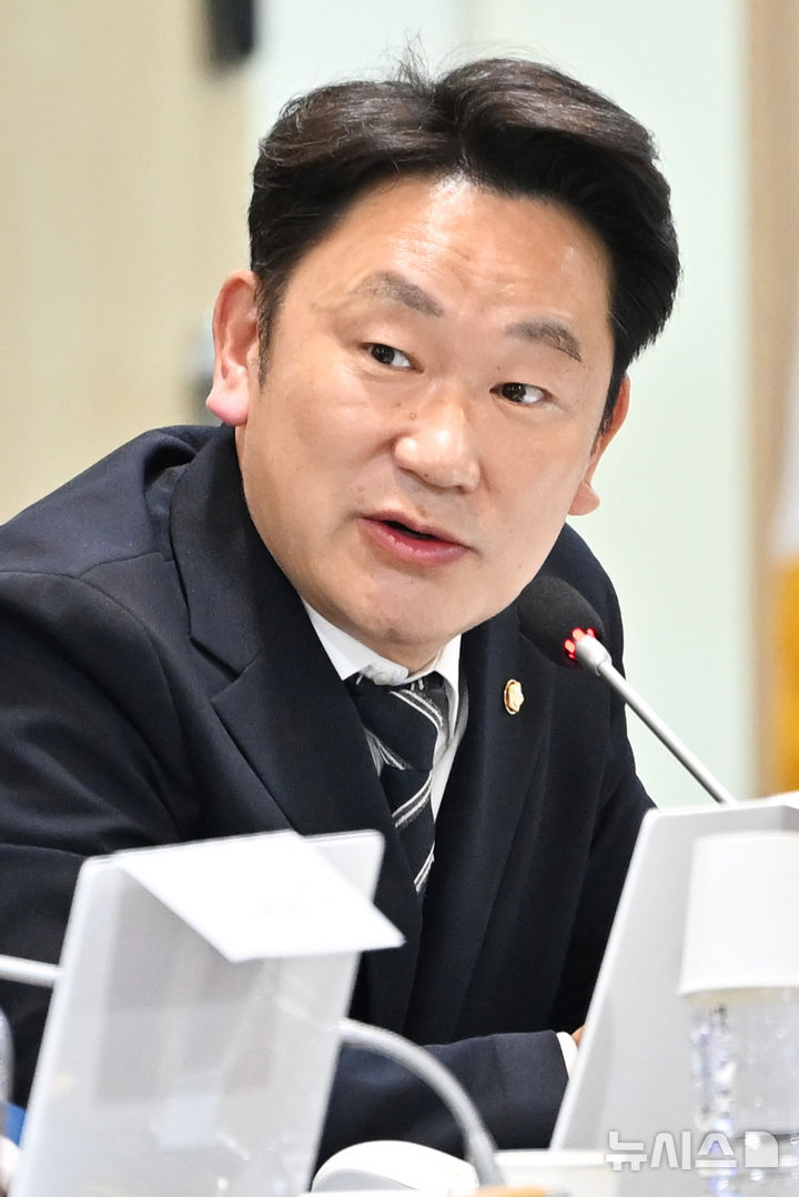 [나주=뉴시스] 이영주 기자 = 곽상언 더불어민주당 의원이 14일 오후 전남 나주시 한국전력공사 본사에서 열린 산업통산자원중소벤처기업위원회 국정감사에서 김동철 한국전력공사 사장에게 질의하고 있다. 2024.10.14. leeyj2578@newsis.com