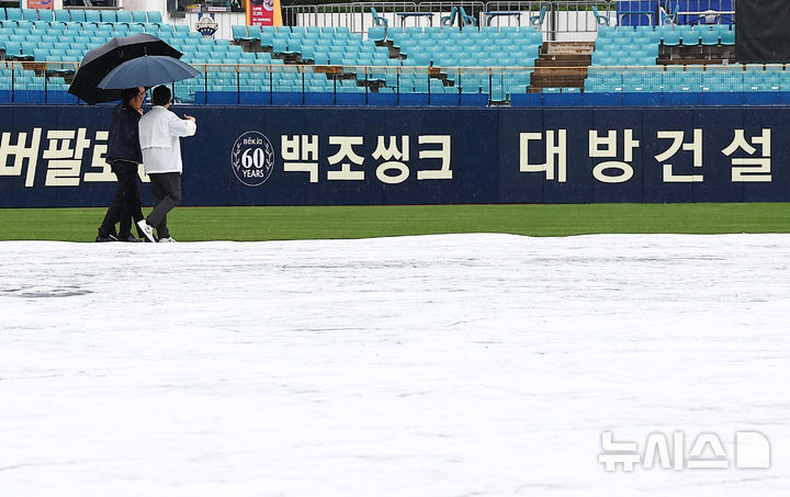 [대구=뉴시스] 김근수 기자 = 14일 오후 대구 수성구 삼성라이온즈파크에서 2024 KBO 포스트시즌 플레이오프 2차전 LG 트윈스와 삼성 라이온즈의 경기를 앞두고 경기감독관들이 경기장을 둘러보고 있다. 2024.10.14. ks@newsis.com