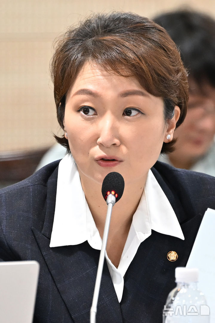 [나주=뉴시스] 이영주 기자 = 이언주 더불어민주당 의원이 14일 오후 전남 나주시 한국전력공사 본사에서 열린 산업통산자원중소벤처기업위원회 국정감사에서 한주호 한국수력원자력 사장에게 질의하고 있다. 2024.10.14. leeyj2578@newsis.com