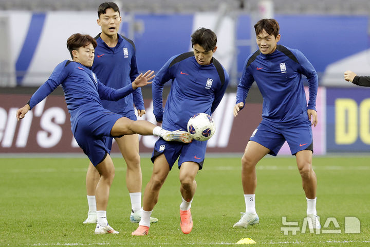 [용인=뉴시스] 최동준 기자 = 축구 국가대표팀 이승우, 설영우 등이 2026 북중미월드컵 아시아 지역 3차 예선 B조 4차전 이라크와 경기를 하루 앞둔 14일 용인미르스타디움에서 훈련하고 있다. 2024.10.14. photocdj@newsis.com