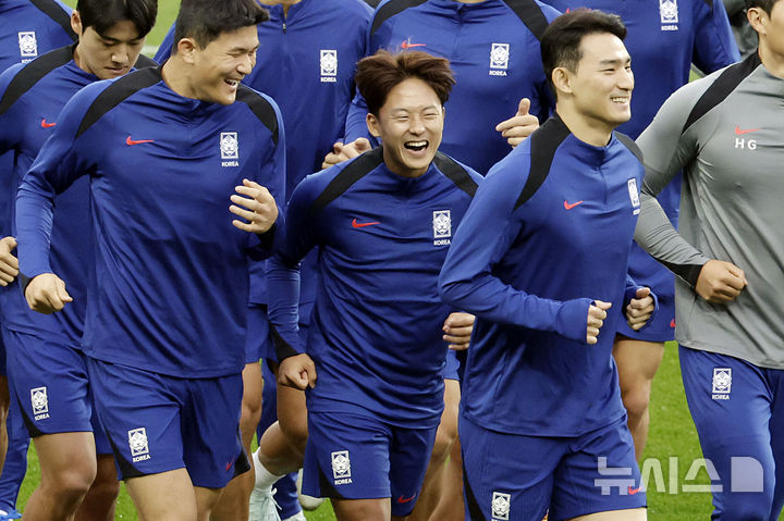 [용인=뉴시스] 최동준 기자 = 축구 국가대표팀 이승우, 김민재가 2026 북중미월드컵 아시아 지역 3차 예선 B조 4차전 이라크와 경기를 하루 앞둔 14일 용인미르스타디움에서 훈련 중 대화하며 웃고 있다. 2024.10.14. photocdj@newsis.com