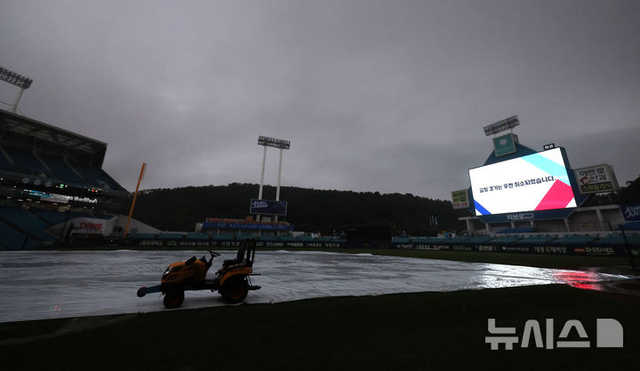 [대구=뉴시스] 이무열 기자 = 14일 오후 대구 삼성라이온즈파크에서 열릴 예정이었던 2024 KBO 포스트시즌 플레이오프 2차전 LG 트윈스와 삼성 라이온즈의 경기가 우천으로 취소되자 전광판에 관련 안내문이 나오고 있다. 2024.10.14. lmy@newsis.com