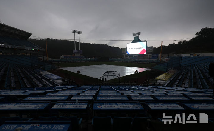 [대구=뉴시스] 이무열 기자 = 14일 오후 대구 삼성라이온즈파크에서 열릴 예정이었던 2024 KBO 포스트시즌 플레이오프 2차전 LG 트윈스와 삼성 라이온즈의 경기가 우천으로 취소되자 전광판에 관련 안내문이 나오고 있다. 2024.10.14. lmy@newsis.com