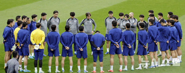 [용인=뉴시스] 최동준 기자 = 축구 국가대표팀이 2026 북중미월드컵 아시아 지역 3차 예선 B조 4차전 이라크와 경기를 하루 앞둔 지난 14일 용인미르스타디움에서 훈련하고 있다. 2024.10.14. photocdj@newsis.com