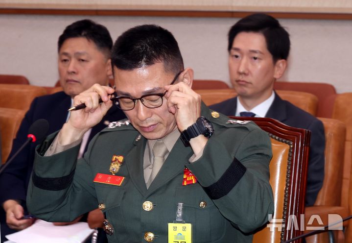 [서울=뉴시스] 조성봉 기자 =고위공직자범죄수사처(공수처)가 오는 23일 임성근 전 해병대 1사단장을 불러 휴대전화 포렌식 조사를 진행하는 것과 관련해 박정훈 전 해병대 수사단장(대령)의 재판이 진행 중임을 고려했다고 밝혔다. 임 전 사단장이 2024년 10월 14일 오후 서울 여의도 국회 법제사법위원회에서 열린 공위공직자범죄수사처에 대한 국정감사에서 안경을 고쳐쓰고 있다. 2024.10.14. suncho21@newsis.com