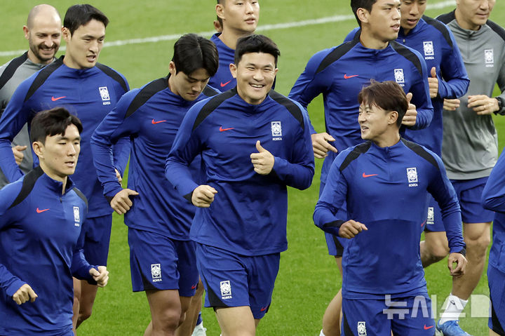 [용인=뉴시스] 최동준 기자 = 축구 국가대표팀 김민재 등이 2026 북중미월드컵 아시아 지역 3차 예선 B조 4차전 이라크와 경기를 하루 앞둔 지난 14일 용인미르스타디움에서 훈련하고 있다. 2024.10.14. photocdj@newsis.com