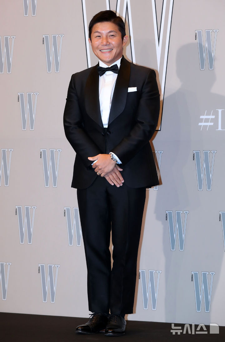 [서울=뉴시스] 김혜진 기자 = 방송인 조세호가 14일 오후 서울 종로구 포시즌스호텔에서 열린 더블유 코리아 제19회 유방암 인식 향상 캠페인 자선 행사 'LOVR YOUR W'에서 포즈를 취하고 있다. 2024.10.14. jini@newsis.com