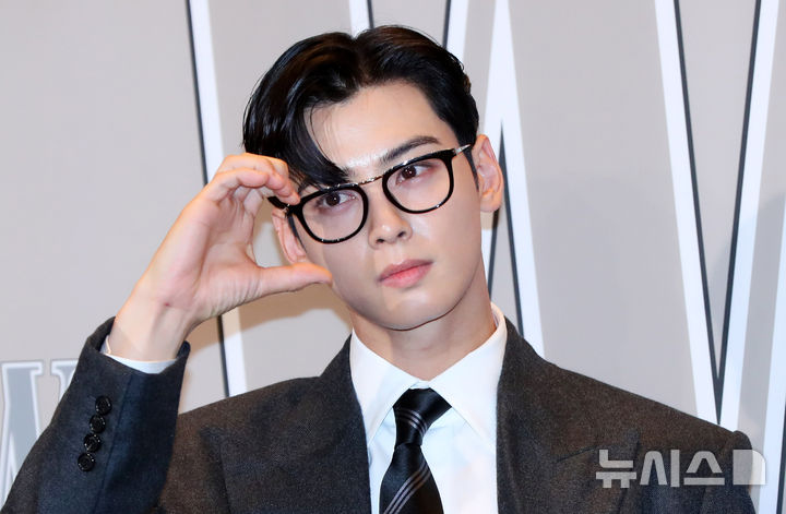 [서울=뉴시스] 김혜진 기자 = 배우 차은우가 14일 오후 서울 종로구 포시즌스호텔에서 열린 더블유 코리아 제19회 유방암 인식 향상 캠페인 자선 행사 'LOVR YOUR W'에서 포즈를 취하고 있다. 2024.10.14. jini@newsis.com