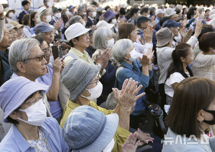 [도쿄=AP/뉴시스]15일 중의원 선거운동이 공식적으로 시작된 도쿄에서 유권자들이 후보자의 연설을 듣고 있다. 2024.10.22.