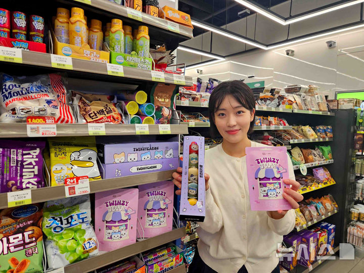 [서울=뉴시스]CU, 있지 협업 상품.2024.10.15.(사진=BGF리테일 제공)photo@newsis.com