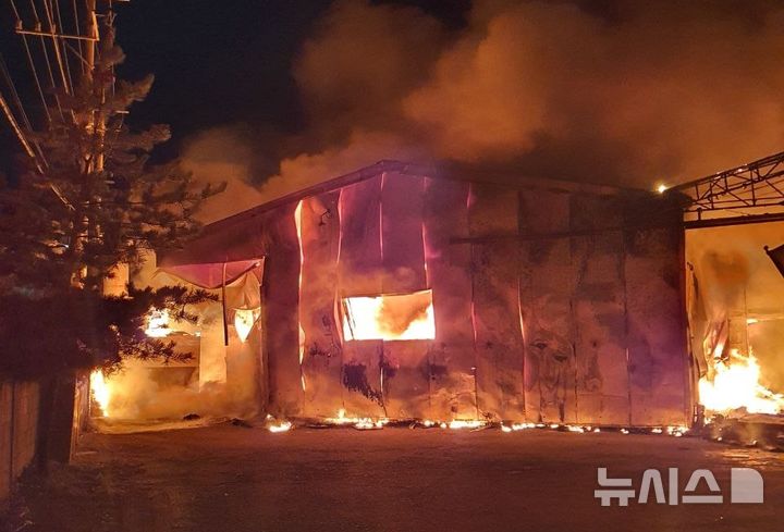 [김포=뉴시스] 정일형 기자 = 김포 가구공장 불. (사진은 경기도소방재난본부 제공)