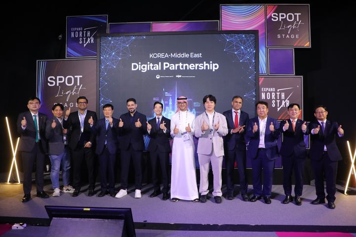 14일 UAE 두바이 GITEX 행사장에서 개최된 2024 한·중동 디지털 파트너십 행사에서 수출계약 및 양해각서(MOU)에 참여한 국내 디지털 기업들과 강도현 제2차관(오른쪽에서 2번째). (사진=과기정통부 제공) *재판매 및 DB 금지