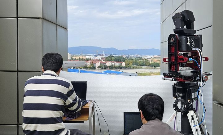 [서울=뉴시스] 한화시스템이 광주과학기술원 고등광기술연구소에서&nbsp;ISL&nbsp;중거리 통신 시험을 수행하고 있는 모습.(사진=한화시스템) 2024.10.15 photo@newsis.com  *재판매 및 DB 금지