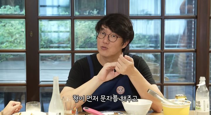 [서울=뉴시스] 유튜브 채널 '성시경 SUNG SI KYUNG'이 지난 14일 공개한 영상에는 영화 '보통의 가족'의 허진호 감독과 배우 장동건이 출연했다. (사진=유튜브 채널 '성시경 SUNG SI KYUNG' 캡처) 2024.10.15. photo@newsis.com *재판매 및 DB 금지