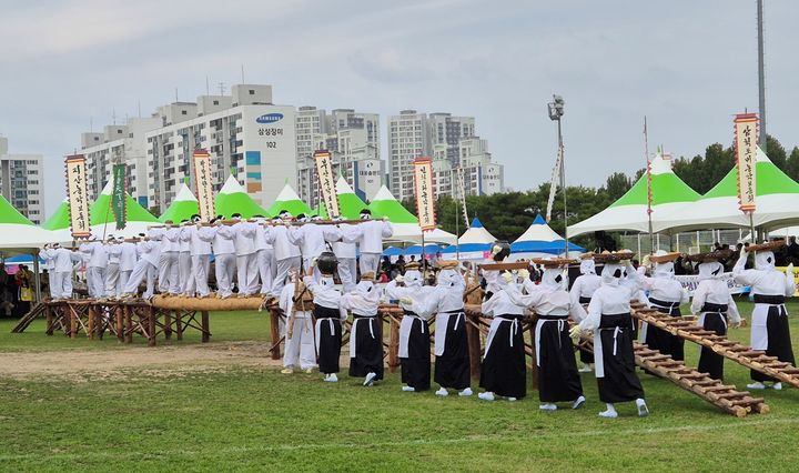 [창녕=뉴시스] 안지율 기자 = 제65회 한국민속예술에서 구계목도보존회가 공연을 하고 있다. (사진=창녕군 제공) 2024.10.15. photo@newsis.com *재판매 및 DB 금지