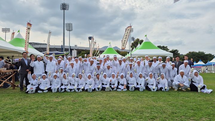 [창녕=뉴시스] 안지율 기자 = 구계목도보존회가 공연(시연) 후 기념촬영을 하고 있다. (사진=창녕군 제공) 2024.10.15. photo@newsis.com *재판매 및 DB 금지