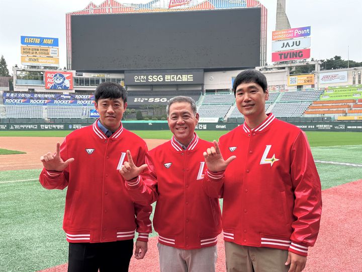 [서울=뉴시스] SSG 랜더스 코치진에 합류한 이명기, 세리자와, 이영욱 코치. (사진 = SSG 랜더스 제공) *재판매 및 DB 금지