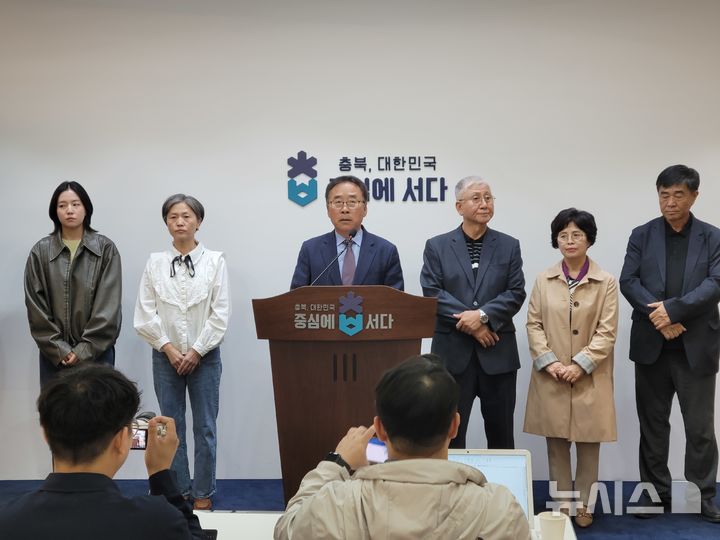 [청주=뉴시스] 이도근 기자= 충북 제천 스포츠센터 화재참사 유가족과 부상자들이 15일 청주시 상당구 문화동 충북도청 브리핑룸에서 사망자 지원 조례 제정 등을 촉구하는 기자회견을 열고 있다. 2024.10.15. nulha@newsis.com