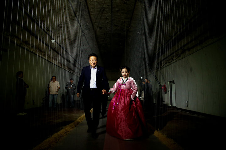 [청주=뉴시스] 이도근 기자= 김영환(왼쪽) 충북지사가 15일 청주시 상당구 대성동 당산 생각의 벙커에서 열린 개방식에서 소리의방 전시를 관람하고 있다. (사진=충북도 제공) 2024.10.15. photo@newsis.com *재판매 및 DB 금지