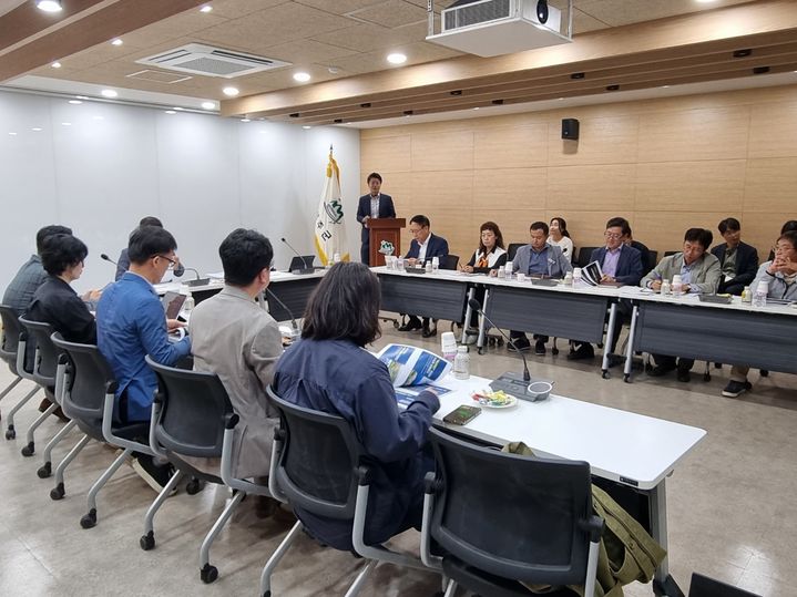 [안동=뉴시스] 경북도와 성주군이 15일 성주군청에서 '지역활성화 투자펀드 시군 간담회'를 열고 있다. (사진=경북도 제공) 2024.10.15 *재판매 및 DB 금지